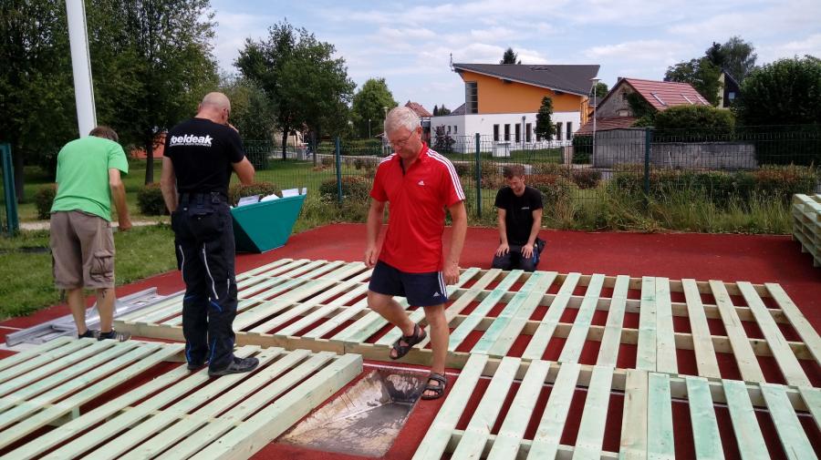 Bild: Der Untergrund wird vorbereitet und ausgerichtet.