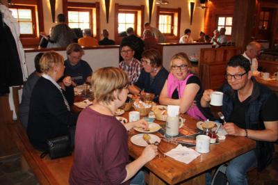 Gemeinsames Fr&uuml;hst&uuml;ck auf der Bavaria Alm -2-  (Bild vergr&ouml;&szlig;ern)