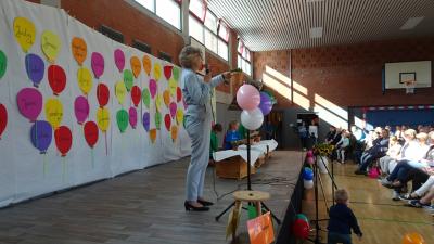 Frau Schramm verglich die neuen F&uuml;nftkl&auml;ssler mit Pflanzen, die mit viel Zuwendung wachsen und gedeihen sollen. 