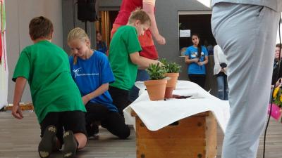 Die Moderatoren halfen, die kleinen Blumen in gr&ouml;&szlig;ere T&ouml;pfe umzusetzen. 