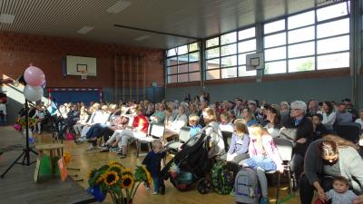 Viele Eltern waren gekommen und h&ouml;rten interessiert zu. 