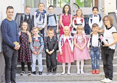 Klasse FLEX A und Frau Schneider  (Bild vergr&ouml;&szlig;ern)