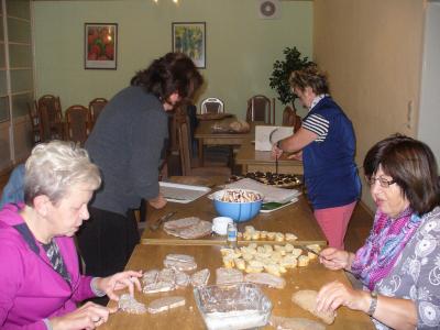 Stullenschmieren im Akkord  (Bild vergr&ouml;&szlig;ern)