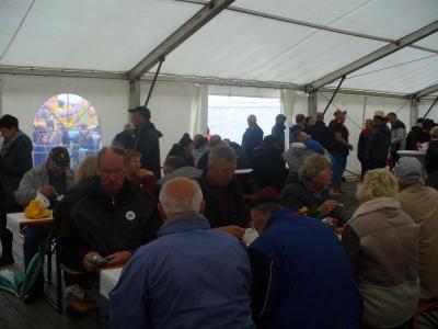 Beim Erbsenessen -Ein volles Zelt  (Bild vergr&ouml;&szlig;ern)