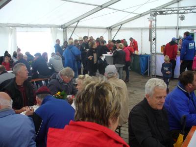 Beim Erbsenessen -Ein volles Zelt  (Bild vergr&ouml;&szlig;ern)