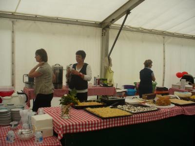 Das Kuchenbuffet - Nachschub im Hintergrund  (Bild vergr&ouml;&szlig;ern)