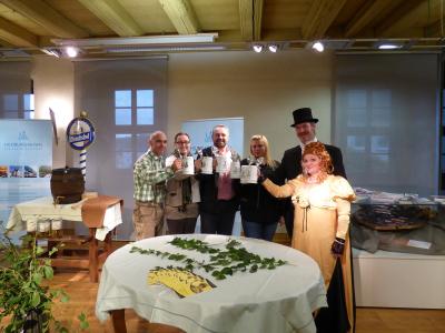 Vorschaubild: ... und mit den Theresienfest-Bierkrügen angestoßen. Von links: Maik Stang, Kristin Floßmann, Holger Obst, Nadine Schuhmann, Heiko Weigmann, Beate Weigmann