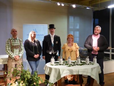 Vorschaubild: Begrüßung der Gäste durch den Bürgermeister, von rechts: Bürgermeister Holger Obst, Prinzessin Therese von Sachsen-Hildburghausen (Beate Weigmann, Kronprinz Ludwig von Bayern (Heiko Weigmann), Festwirtin Nadine Schuhmann, Gebietsverkaufsleiter Brauerei Kulmbach Maik Stang