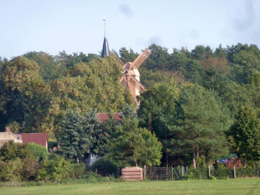 Bild : Von Rathenow kommend, ist die Mühle wieder sichtbar