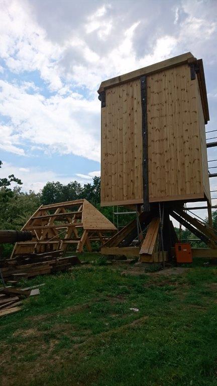 Bild :  16.05.2018 Der Mühlenkasten hat neue Außenbretter bekommen und Neuaufbau des Daches
