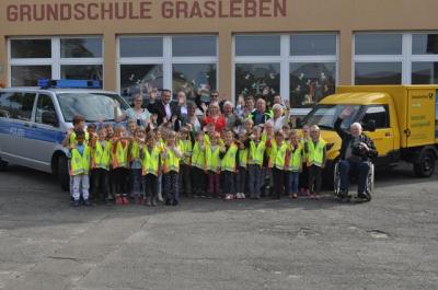 Foto des Albums: Übergabe von Sicherheitswesten an Erstklässler der Grundschule Grasleben