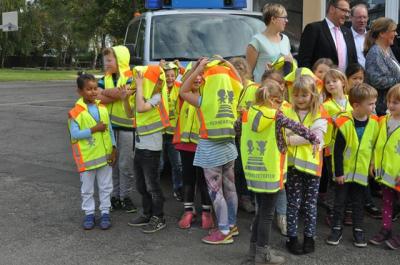 Foto des Albums: Übergabe von Sicherheitswesten an Erstklässler der Grundschule Grasleben