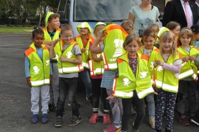 Foto des Albums: Übergabe von Sicherheitswesten an Erstklässler der Grundschule Grasleben
