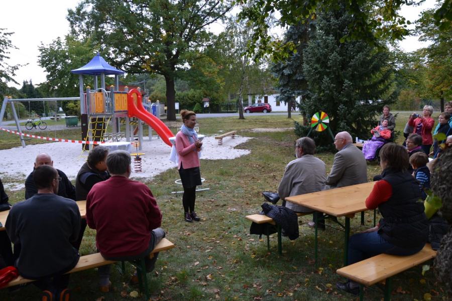 Bild: Jana Schimke freut sich bei schönem Wetter, mit den Kindern über den neuen Spielplatz
