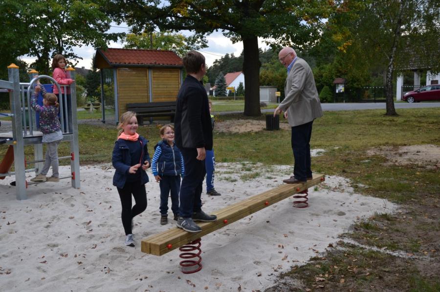 Bild: Die Kinder staunen, der Bürgermeister fällt nicht vom Schwebebalken