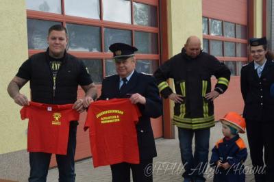 Foto des Albums: T-Shirt übergabe