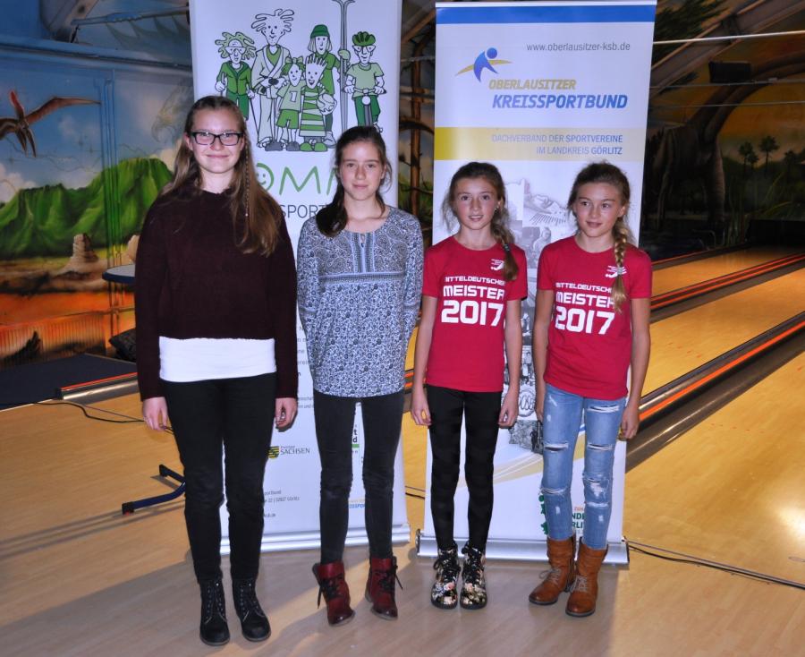 Bild: Pauline (links) mit weiteren Nieskyer Gymnasiasten
