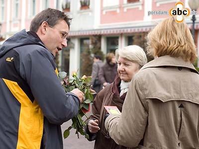 Foto des Albums: Frauentag: Blumenschenkung in der Brandenburger Straße (08.03.2008)