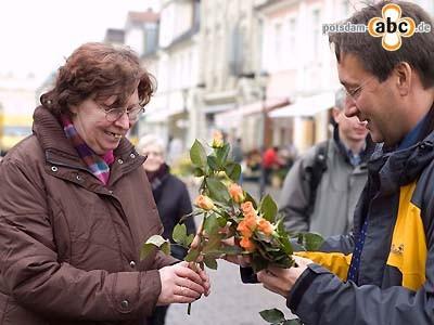 Foto des Albums: Frauentag: Blumenschenkung in der Brandenburger Straße (08.03.2008)