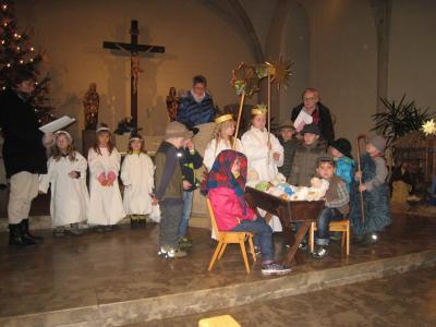 Die Suche nach der Herberge stand im Mittelpunkt der Kinderchristmette. Das Krippenspiel der Kinder des Kindergartens hatten mit den Buben und M&auml;dchen vorbereitet Erzieherin Monika Schaller (von links), Kinderpflegerin Monika Kotschenreuther und Erzieherin Nicole H&uuml;ske  (Bild vergr&ouml;&szlig;ern)