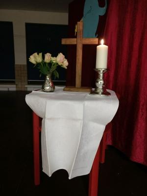 Firma Niemeyer aus R&uuml;hle hat uns das Holzkreuz gespendet. Danke!  