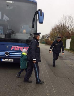 Foto des Albums: Schulbustraining mit Polizei und Susi