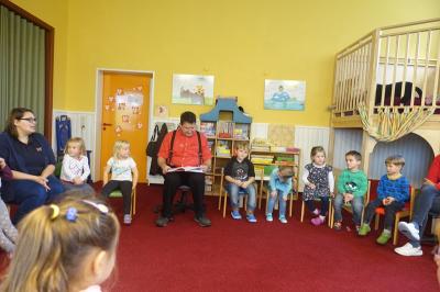 Fred Worch mit Kindern im Marientaler Kindergarten Lappwaldzwerge 
