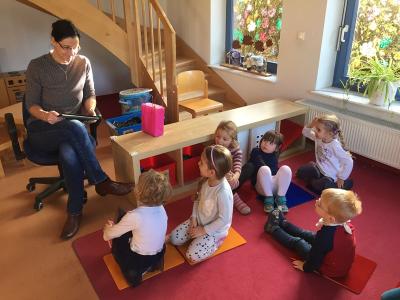 Veronika Koch las im Kindergarten St. Norbert in Grasleben vor 