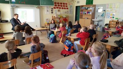 Gero Janze mit Erstkl&auml;sslern der Grundschule Grasleben 