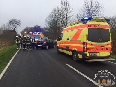 Einsatzkr&auml;fte am Unfallfahrzeug 