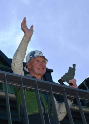 Als &auml;ltester Fahrer im Feld erhielt Ivar Sauter einen Sonder-Pokal. Der 81j&auml;hrige Schweizer hatte zugleich die weiteste Anreise! 
