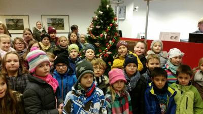 Foto des Albums: Tannenbaum schmücken in der Sparkasse