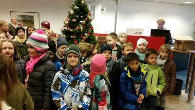 Foto des Albums: Tannenbaum schmücken in der Sparkasse