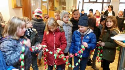 Foto des Albums: Tannenbaum schmücken in der Sparkasse
