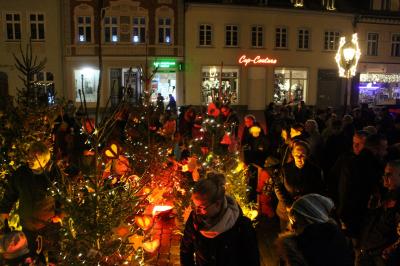 Foto des Albums: Adventsleuchten auf dem Wittstocker Marktplatz 2017 (05.12.2017)