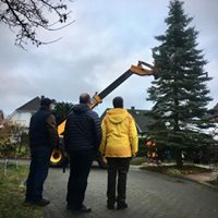 Foto des Albums: Aufstellen unseres Weihnachtsbaumes auf dem Schloßlatz Leezen