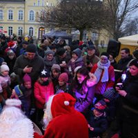 Foto des Albums: Aufstellen unseres Weihnachtsbaumes auf dem Schloßlatz Leezen