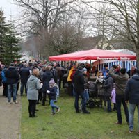 Foto des Albums: Aufstellen unseres Weihnachtsbaumes auf dem Schloßlatz Leezen
