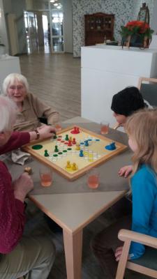 Jung und Alt spielen gemeinsam 07 