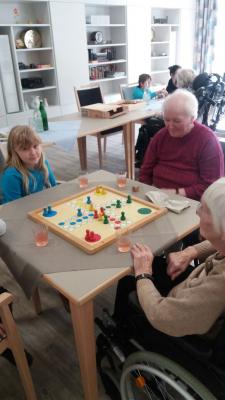 Jung und Alt spielen gemeinsam 06 