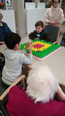 Jung und Alt spielen gemeinsam 09 