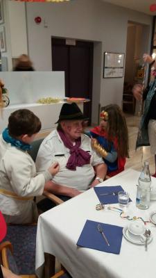Jung und Alt spielen gemiensam 02 