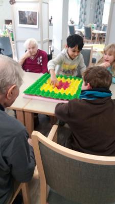 Jung und Alt spielen gemeinsam 10 