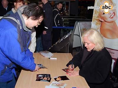 Foto des Albums: Autogrammstunde mit Angelika Milster in den Bahnhofspassagen Potsdam (19.03.2008)