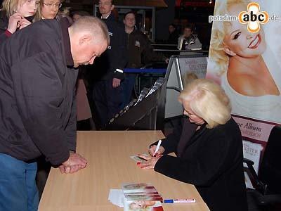 Foto des Albums: Autogrammstunde mit Angelika Milster in den Bahnhofspassagen Potsdam (19.03.2008)