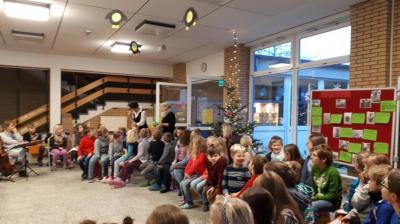 Frau Behle stellt den Adventskalender vor. 