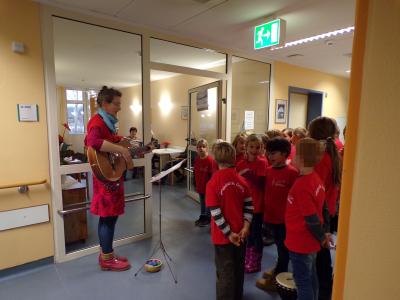 Foto des Albums: Unser Schulchor singt im Krankenhaus Crivitz