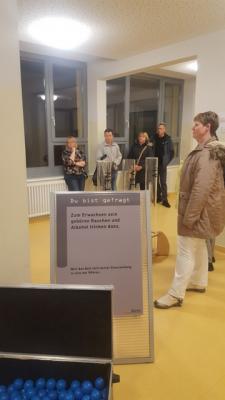 Eltern informieren sich &uuml;ber den Parcours 