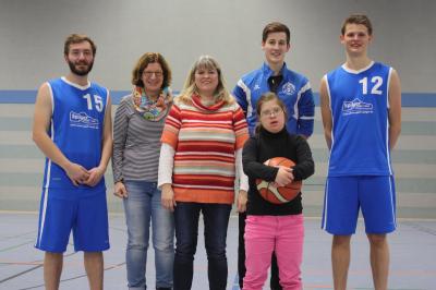 Personen von links: Benno Bockstedte (Abteilungsteam Basketball), Britta Hoffmann, Petra Doering, Maja Hoffmann (vom Verein Wir DABEI!), Sebastian Heimann und Daniel Wecht (beide Abteilungsteam Basketball) waren mit der Aktion sehr zufrieden 