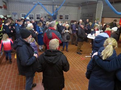 Foto des Albums: Lebendiger Adventskalender bei der Feuerwehr Seester